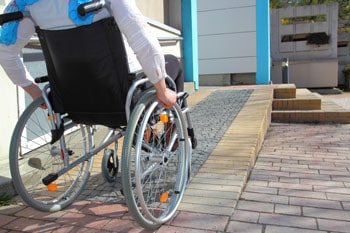 Retard dans la mise en accessibilité des ERP aux personnes handicapés
